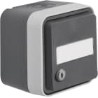 HAGER BOCCHIOTTI - Presa SCHUKO parete + coperchio + serr. chiave x prot. + portaetich. W.1 grigio