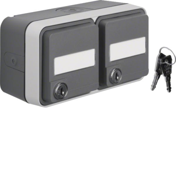 HAGER BOCCHIOTTI - Presa SCHUKO doppia coperchio + serrat. chiavi opposte + portaetich. W1. grigio