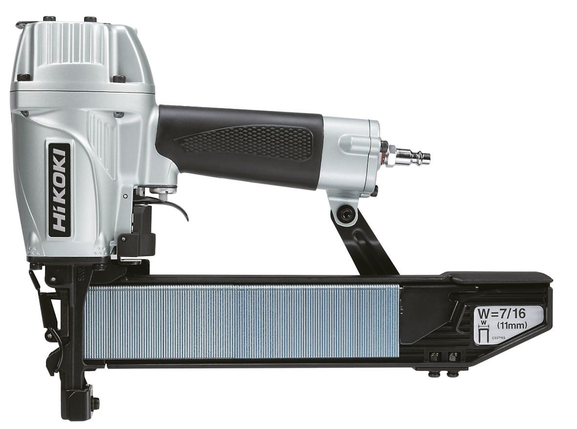 HIKOKI POWER TOOLS - Fissatrice Pneumatica Punti Metallici Profondit? 25~50Mm, Larghezza Punto 7,85Mm, Carica 157 Punti, 2Kg - Scatola Di Cartone - Dimensioni Confezione Singola: 420X110X300 Mm (Lxwxh) - Peso Confezione Singola: 2,11 Kg