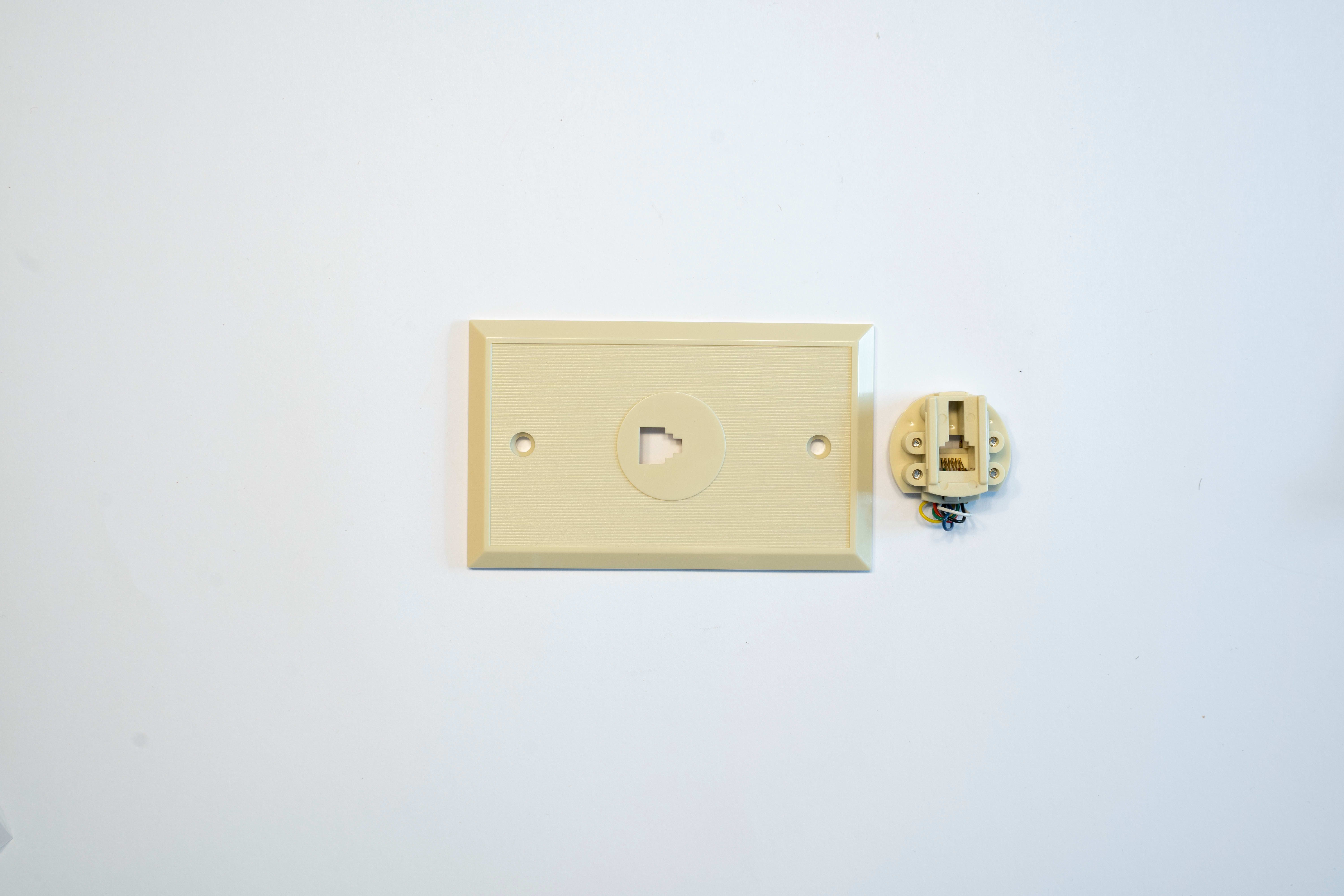 LE PROLUNGHE - Presa telefonica da incasso con plug 6/6 per collegamenti facili e veloci.