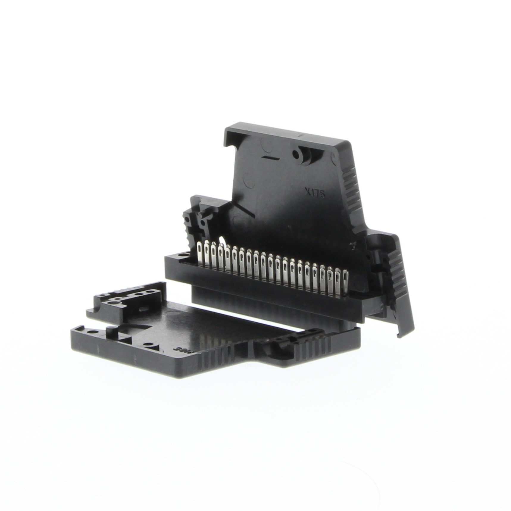 OMRON ELECTRONICS - Connettore a saldare 40 pin Fujitsu con calotta ad angolo per moduli a 32 punti.