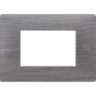 URMET - Placca Flexa in tecnopolimero satinato per 3 moduli in alluminio spazzolato.