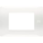 URMET - Placca Flexa in tecnopolimero per 3 moduli, colore bianco ghiaccio.