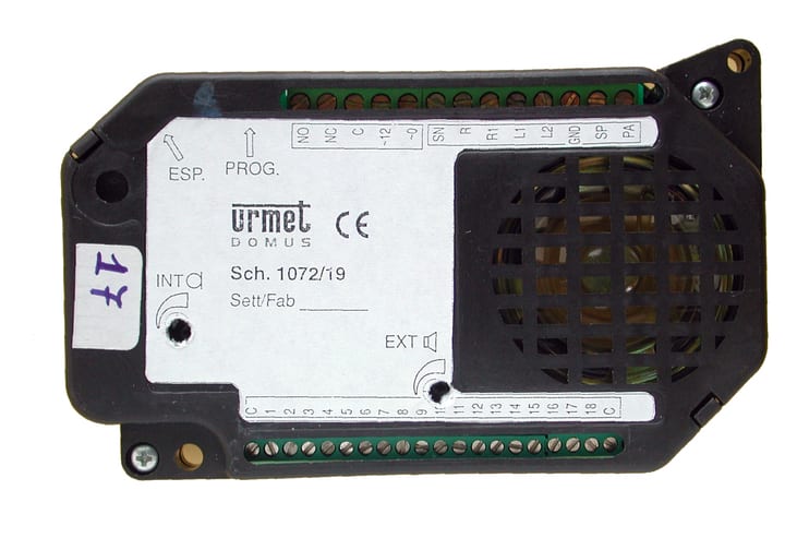 URMET - Posto esterno con digitalizzatore integrato per 18 pulsanti, sistema Bibus VOP. 1072/19A