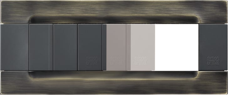 URMET - Placca 7 moduli Kàdra serie bianca in metallo ottone spazzolato.