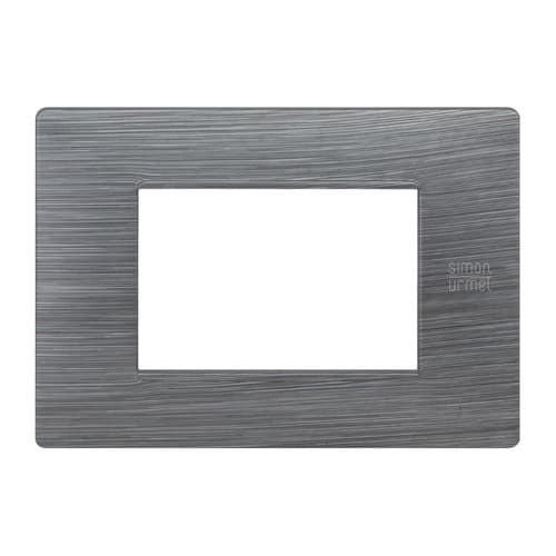 URMET - Placca Flexa in tecnopolimero satinato per 3 moduli in alluminio spazzolato.