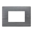 URMET - Placca Flexa in tecnopolimero satinato per 3 moduli in alluminio spazzolato.