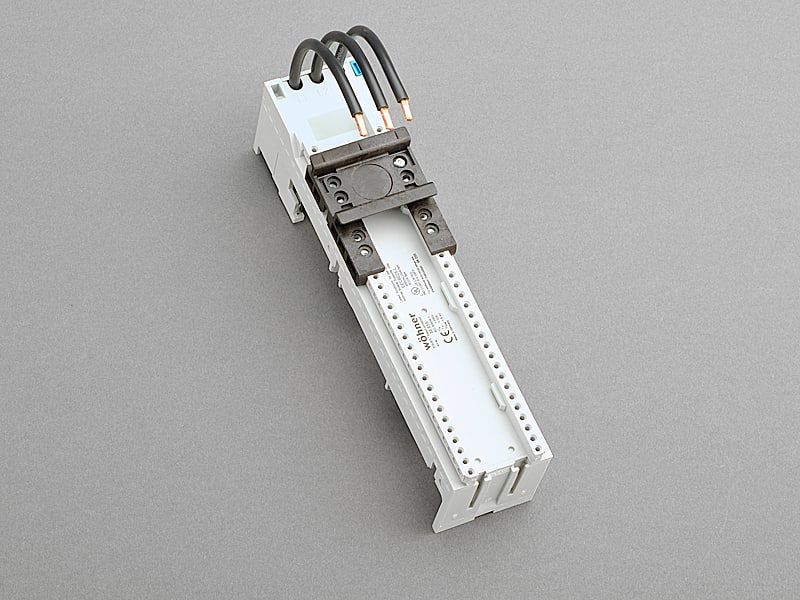 WOEHNER ELECTROTECHNICAL SYSTEMS - ADATT. EC 32A, 45MM, 1DIN, SIS.60, L=200 32655000